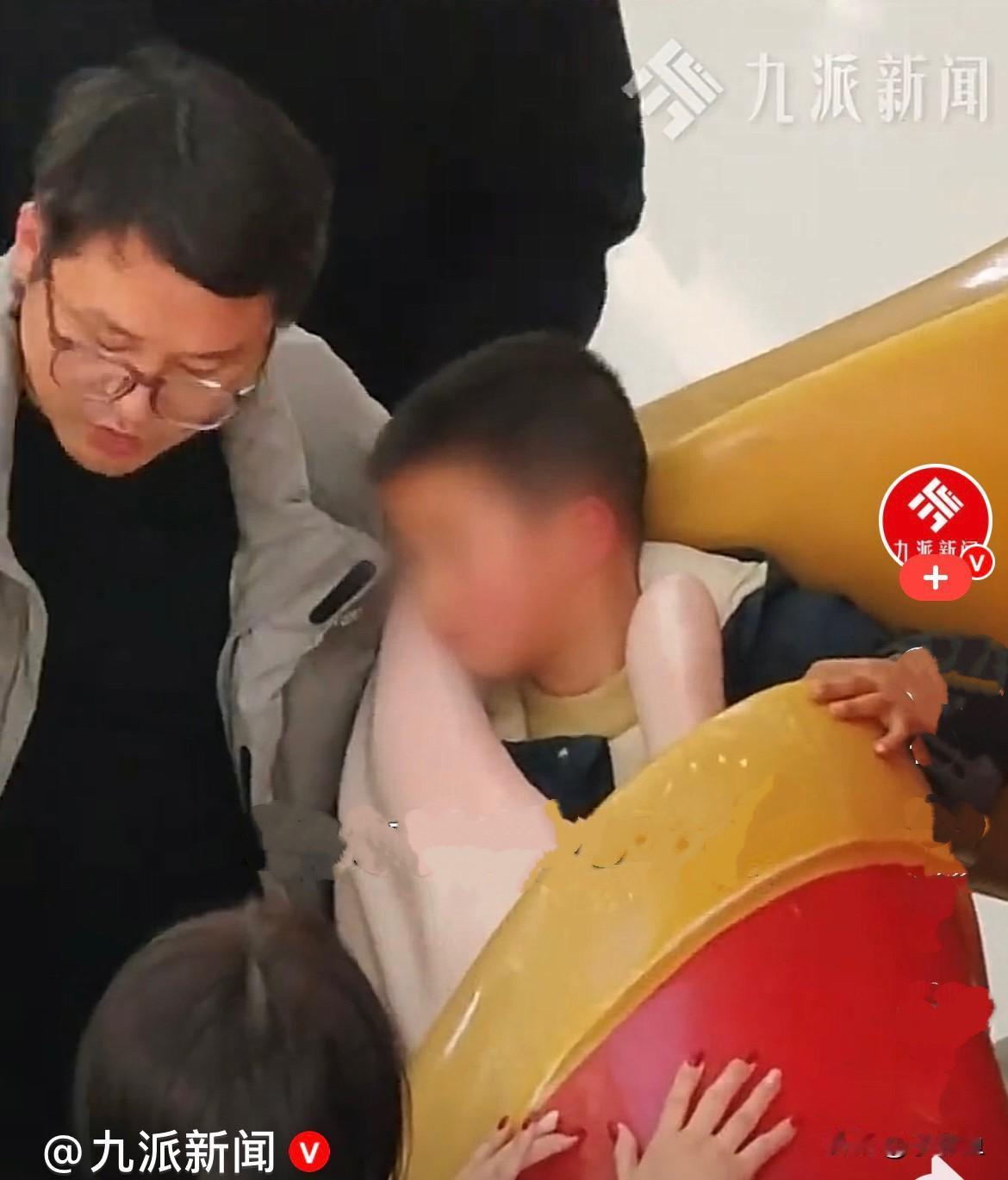 近日，浙江义乌一商场内，一小男孩在广场玩，广场内有个“财神爷”大雕塑，小男孩心想