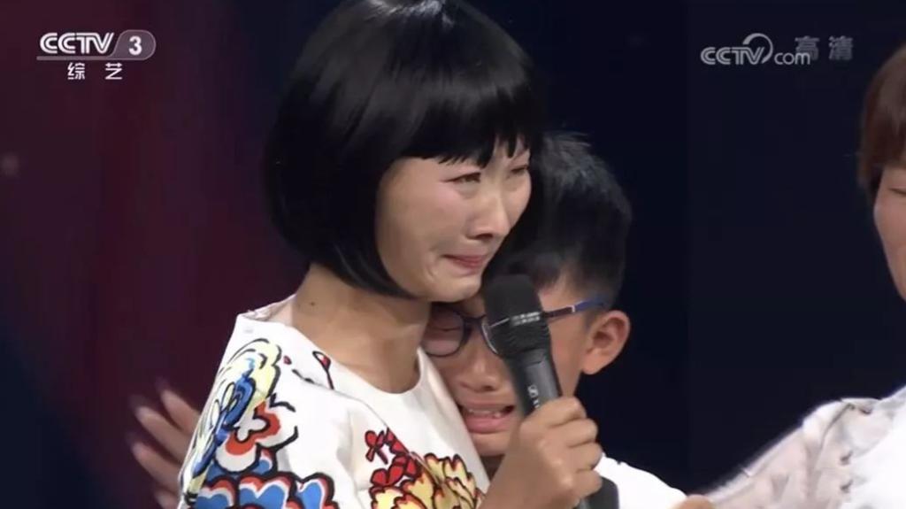 2018年，33岁的龚艳突患宫颈癌，确诊第33天，丈夫火速离婚，她带着13岁的儿