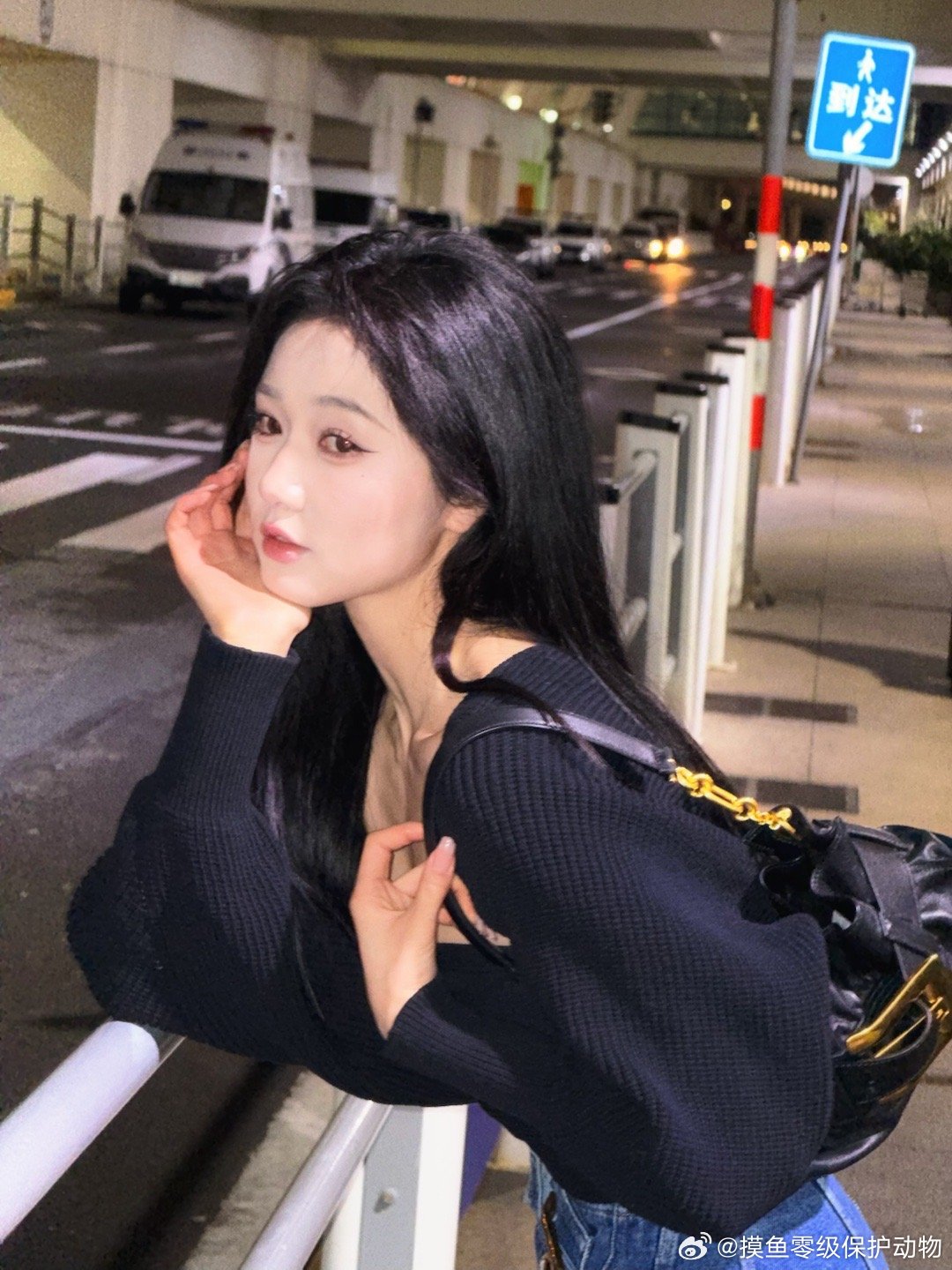 曝岳雨婷为看秀豪掷百万 生图里的岳雨婷有一种少见的定力，不管镜头从哪个角度拍，她