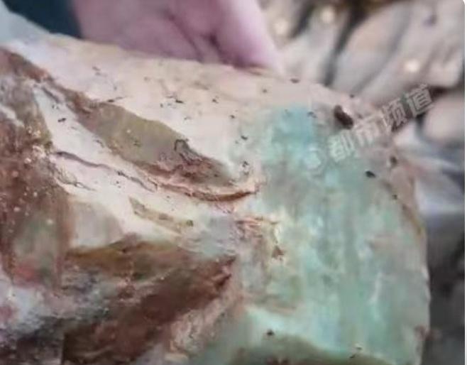 郑州新密“玉石山”挖宝狂欢背后：我们捡的不是玉，是都市人逃离焦虑的“情绪解药”