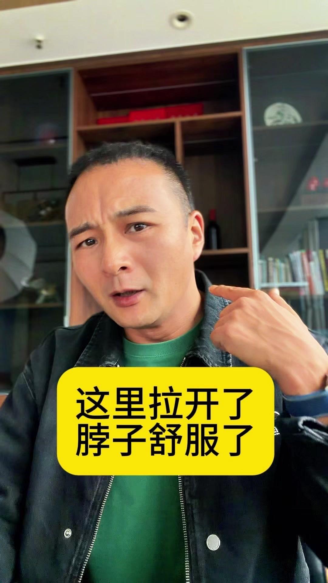 1️⃣后仰开肩：按着锁骨位置使劲向后仰，达到最大幅度后停留3-5秒，重复20-3