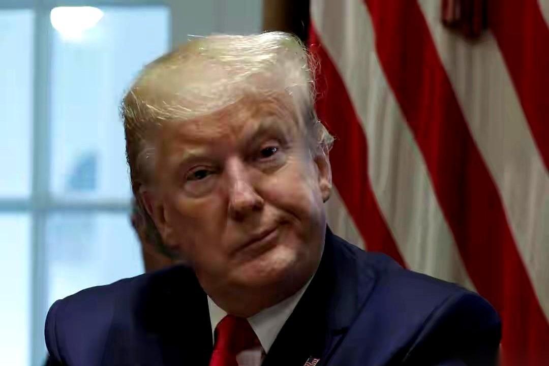 有人抛出一个观点，说世界大棋局的剧本，早在1999年就写好了。
剧本的核心很简单