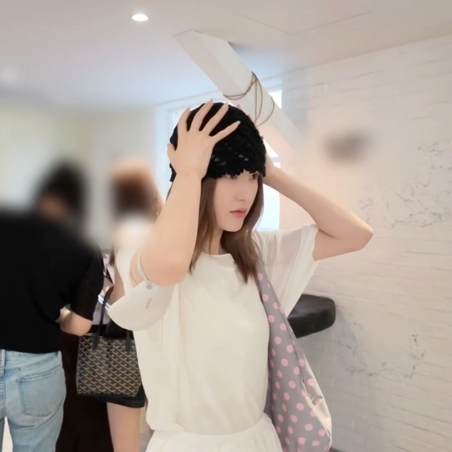 又去看了一遍小韩vlog，没人觉得家露戴啥帽子都很合适吗？超适合戴帽子的圆圆的脑