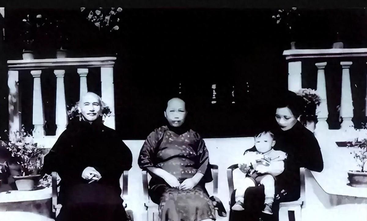 蒋介石37年与两任妻子罕见合照，毛福梅坐主位彰显身份，宋美龄神情耐人寻味
192