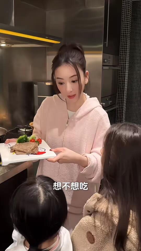 郭富城家厨房也不大啊！