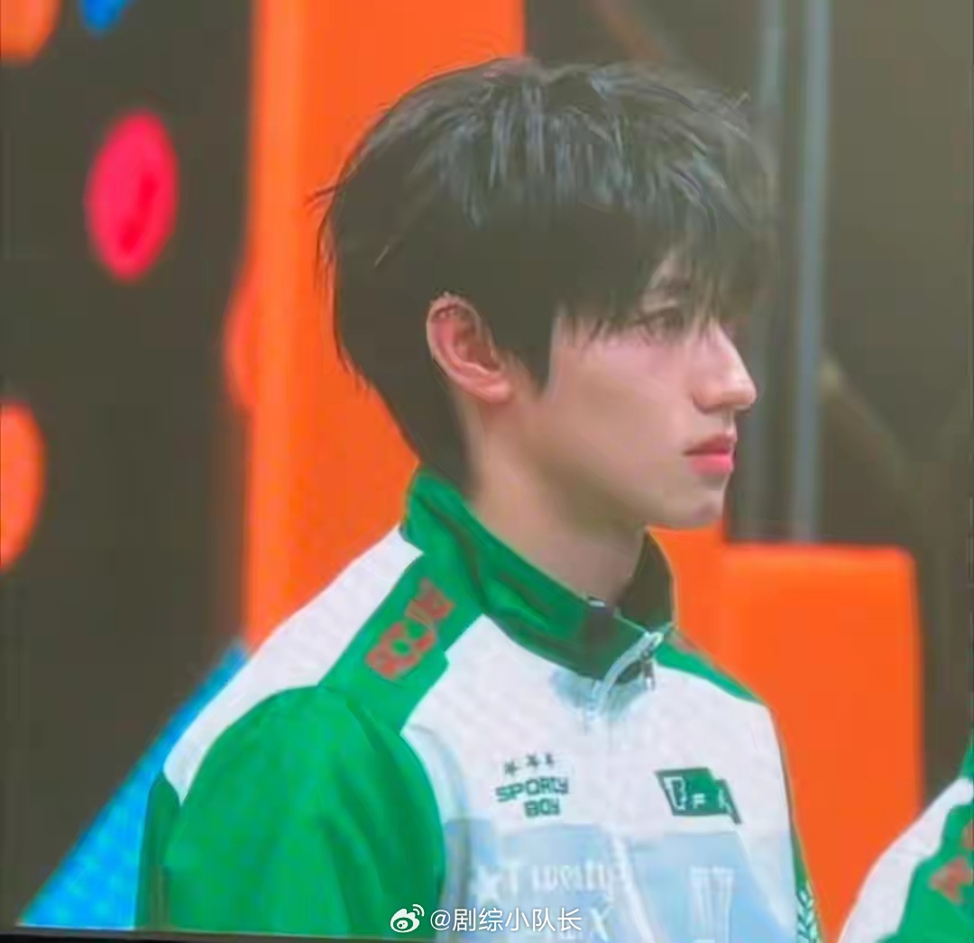 TF家族运动会结束之后，朱志鑫悄悄红了眼眶，下意识低下头避开镜头，偷偷擦掉眼泪。
