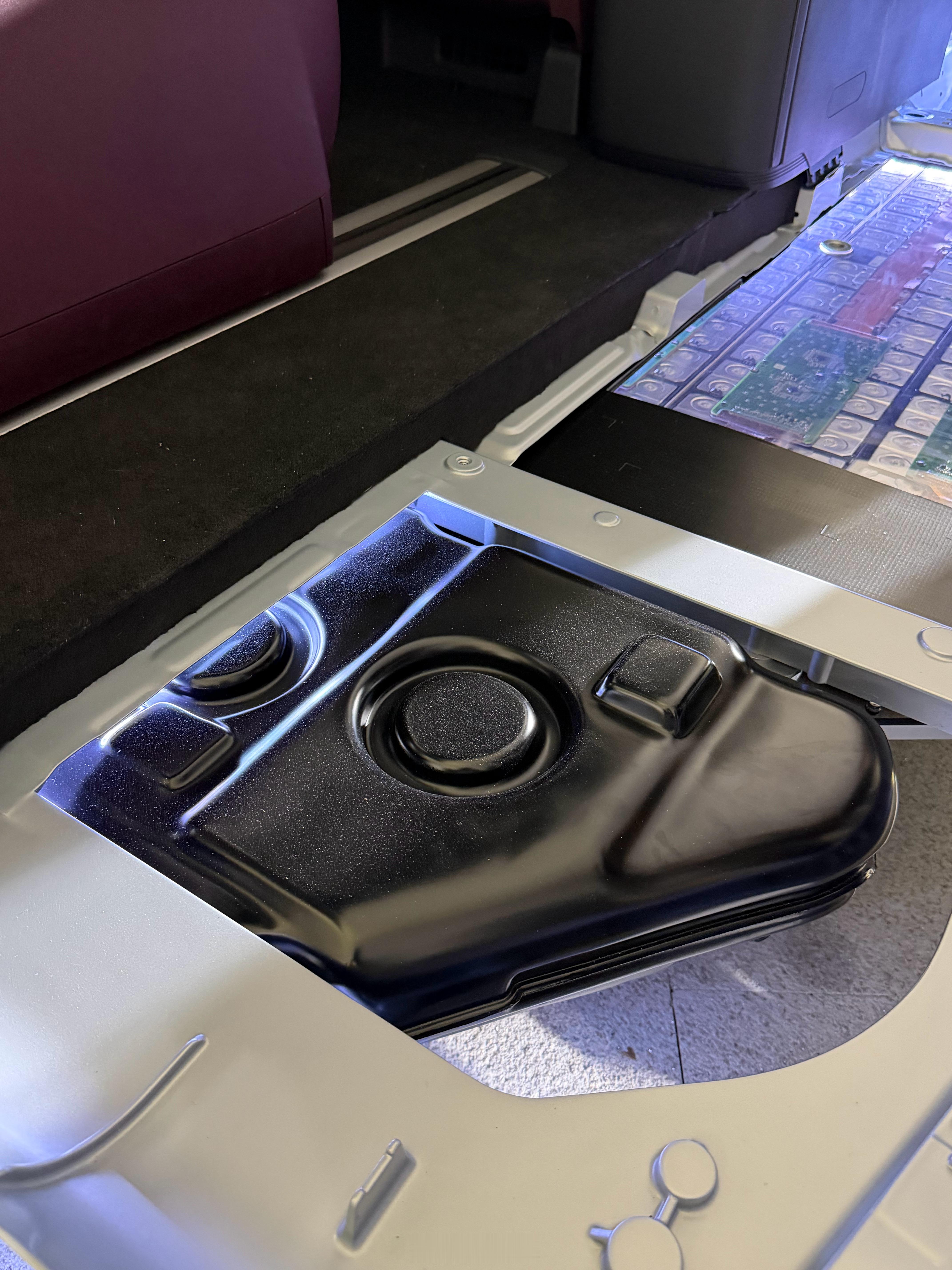 看看超级增程X9的结构，63.3度电池、60L油箱组合[馋嘴][馋嘴] ​​​