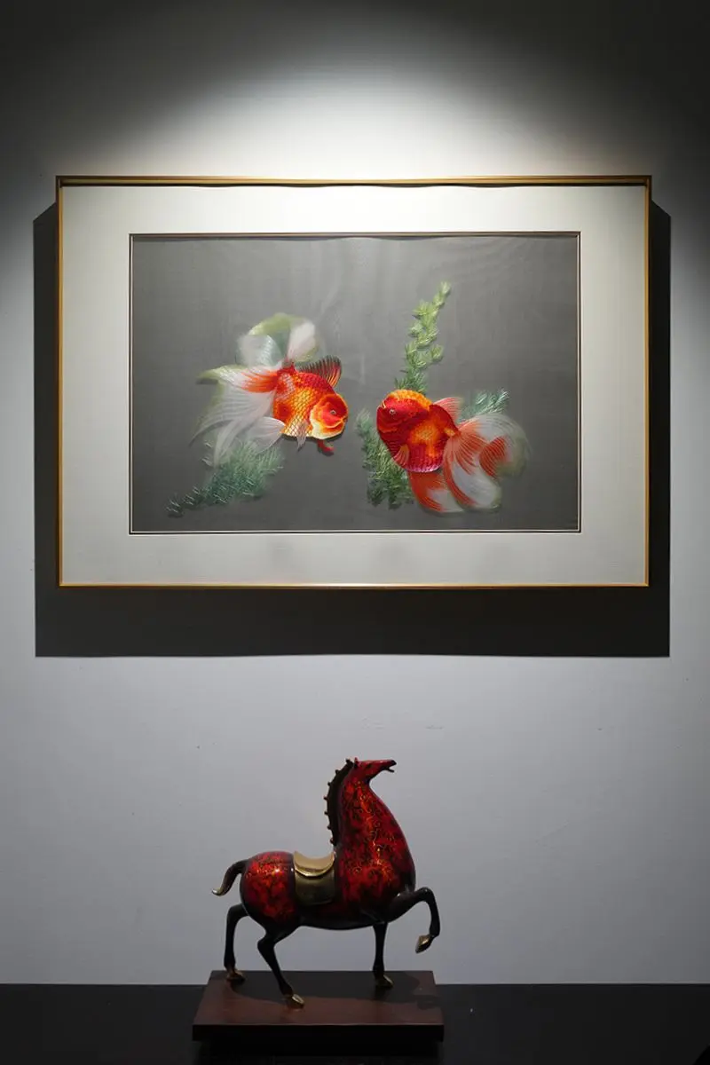丹鳞逐水藻，两鱼相映，锦绣藏富足和美 素灰衬清波，双鳞鎏红，尾鳍轻扬...