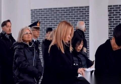 意大利总理梅洛尼，绕着中国跑了一大圈，把最精彩的一出戏，留在了1月19号。

她