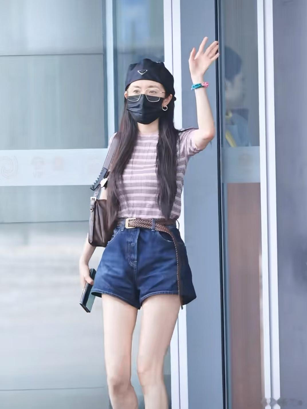 杨幂辣妹回归 太时尚了我的幂，眼镜+蓓蕾帽好帅气啊 