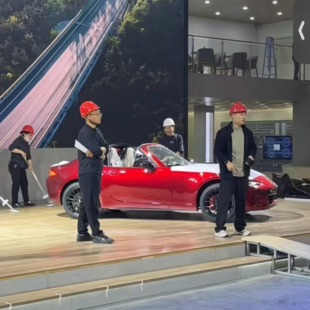 最近网上流传很广的一张图，都说马自达要官方引进MX-5了，今天得有5-6个媒体朋