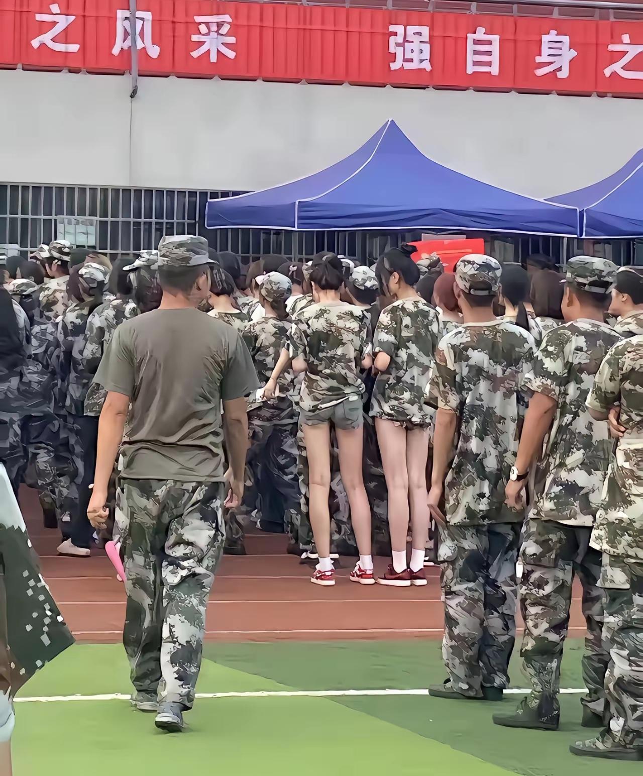 总有学生在军训时不按规定着装，标榜自我，这样对她们两个有什么好处呢？