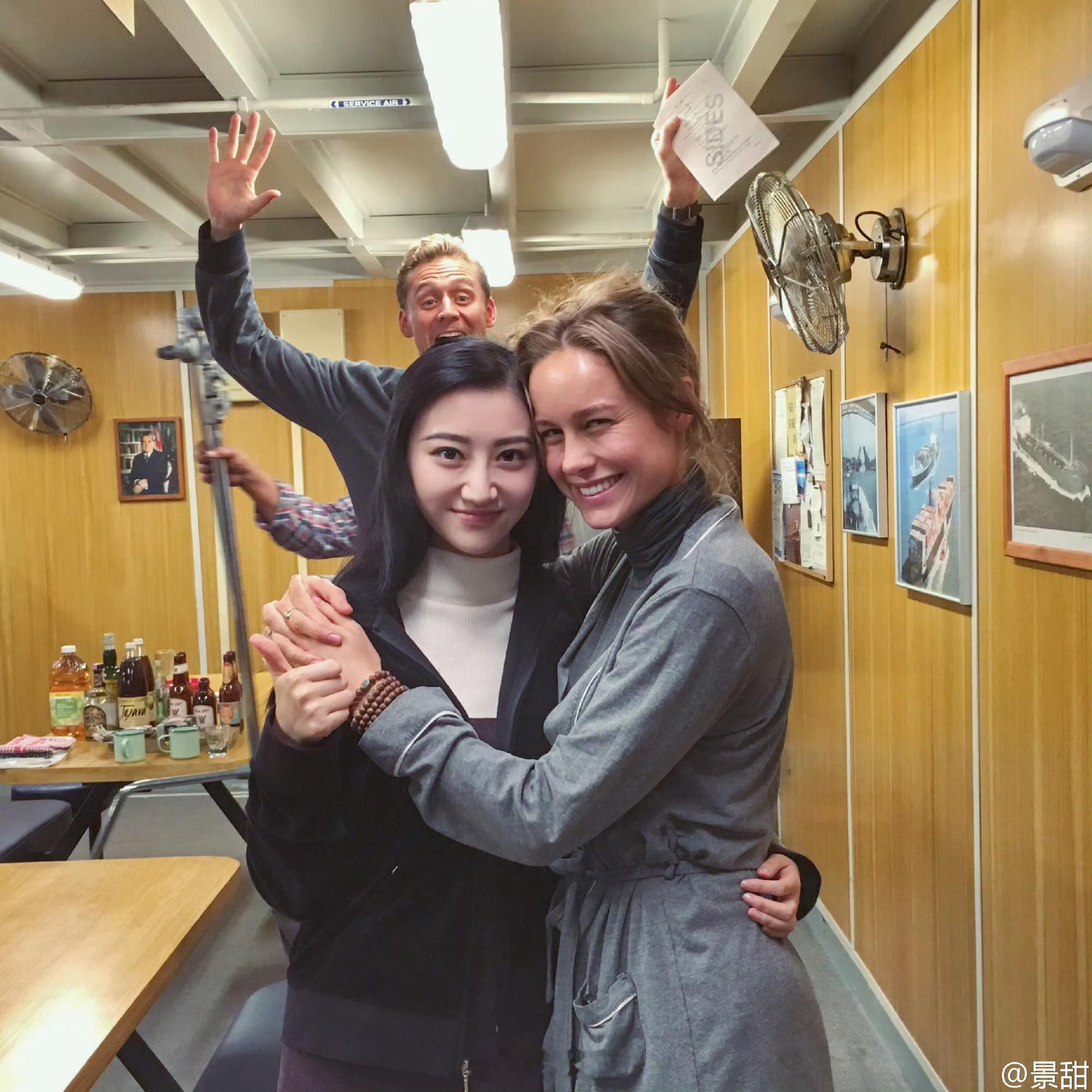 记得当时布丽·拉尔森刚获得奥斯卡影后，景甜就发了她俩的合影并送上祝福，有一种“我