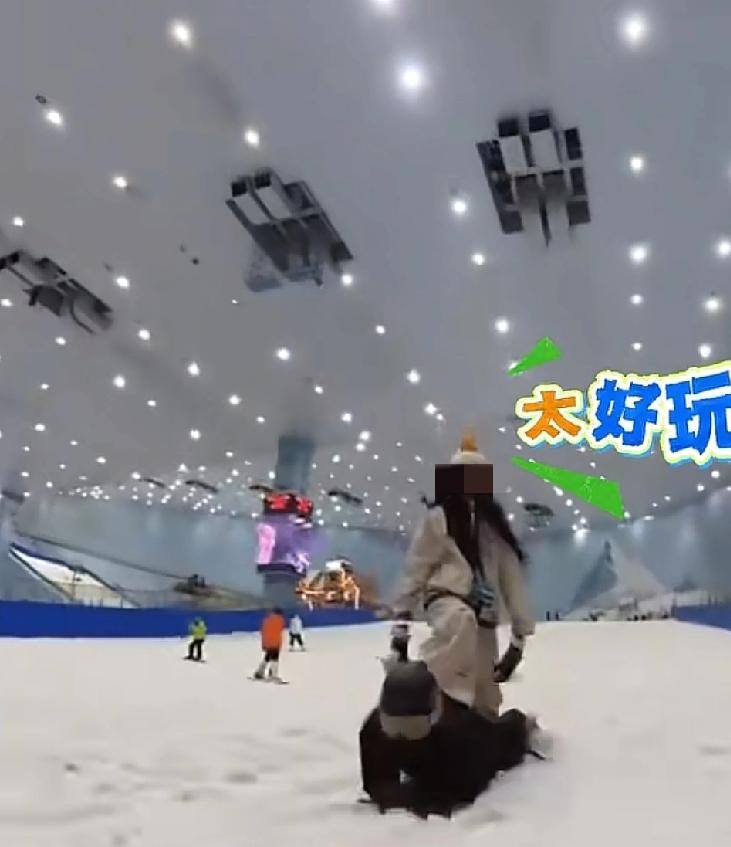 广东一位女子平时特别喜欢滑雪，但是由于工作原因，又不能去东北，只能选择在广东室内