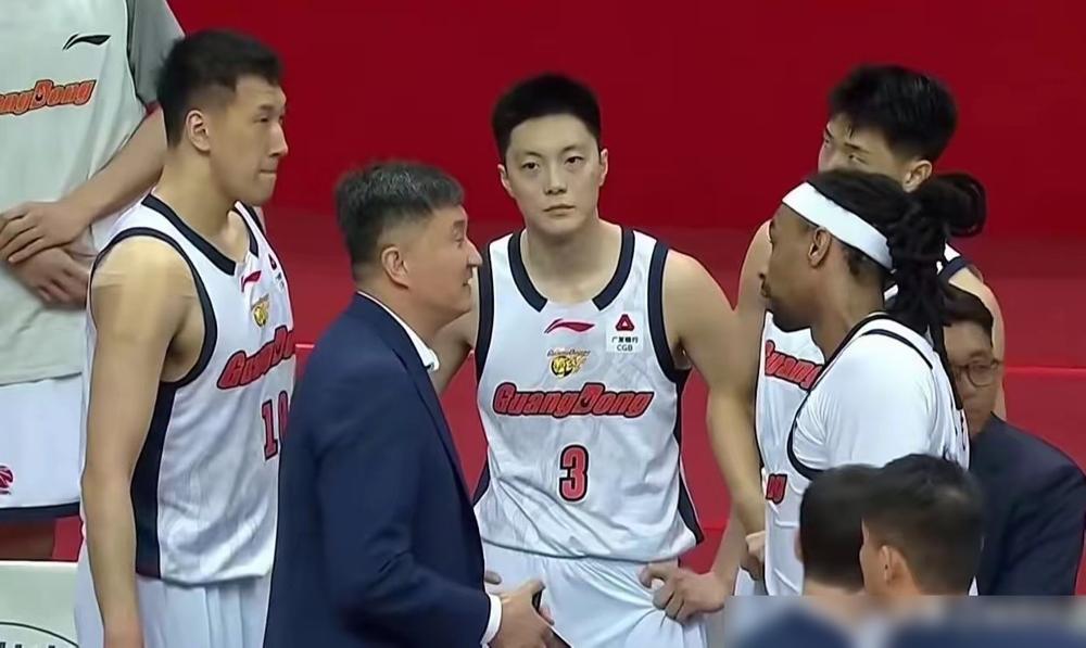 孙铭徽韧带撕裂，胡金秋肩膀快废了，广东队总决赛的门票，难道要靠对手的伤病名单来送