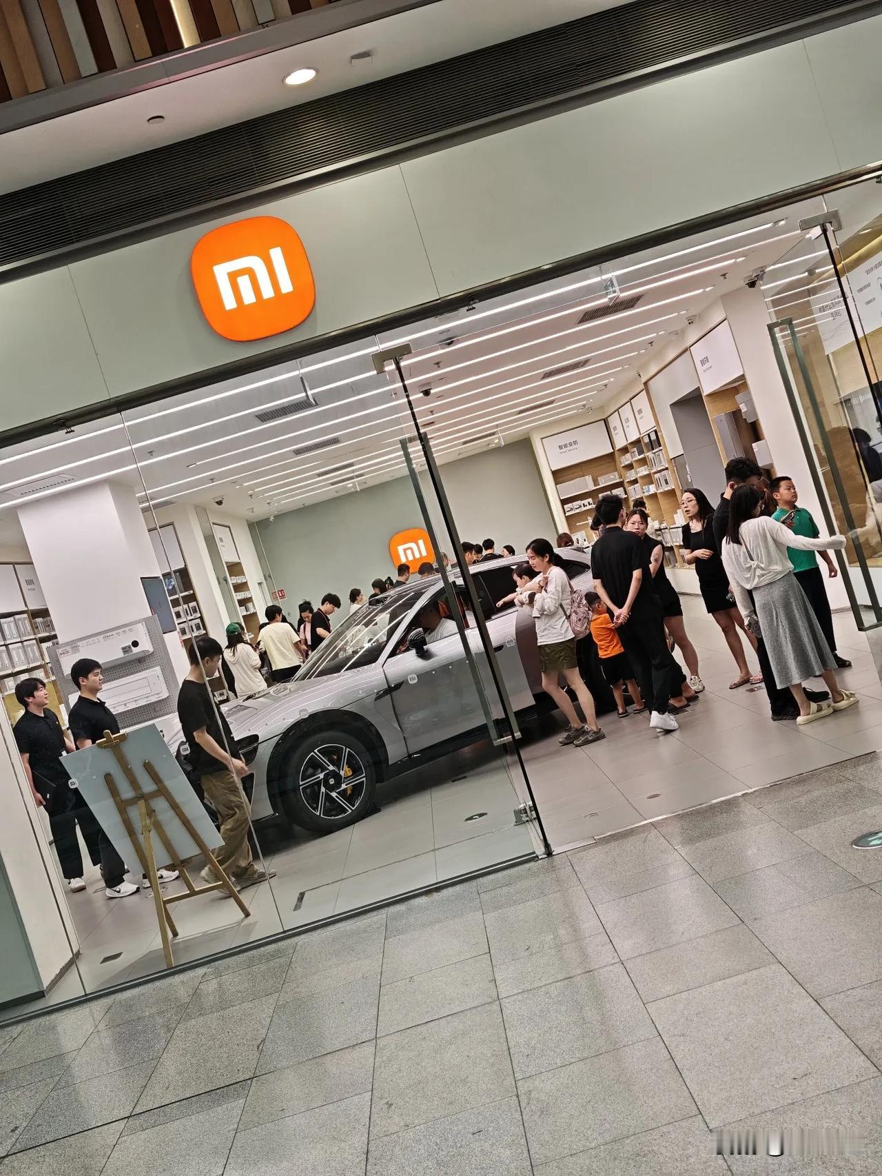 两店相邻仅五十米
​小米YU7门庭若市，极氪则……
​想想办法啊赶紧！
小米YU