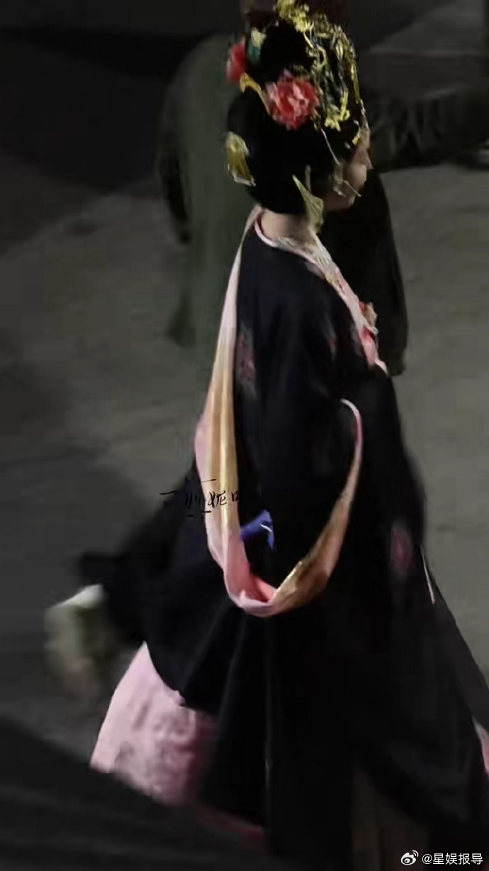 章若楠李怀玉造型出妆 看背影已经期待住了 ​​​