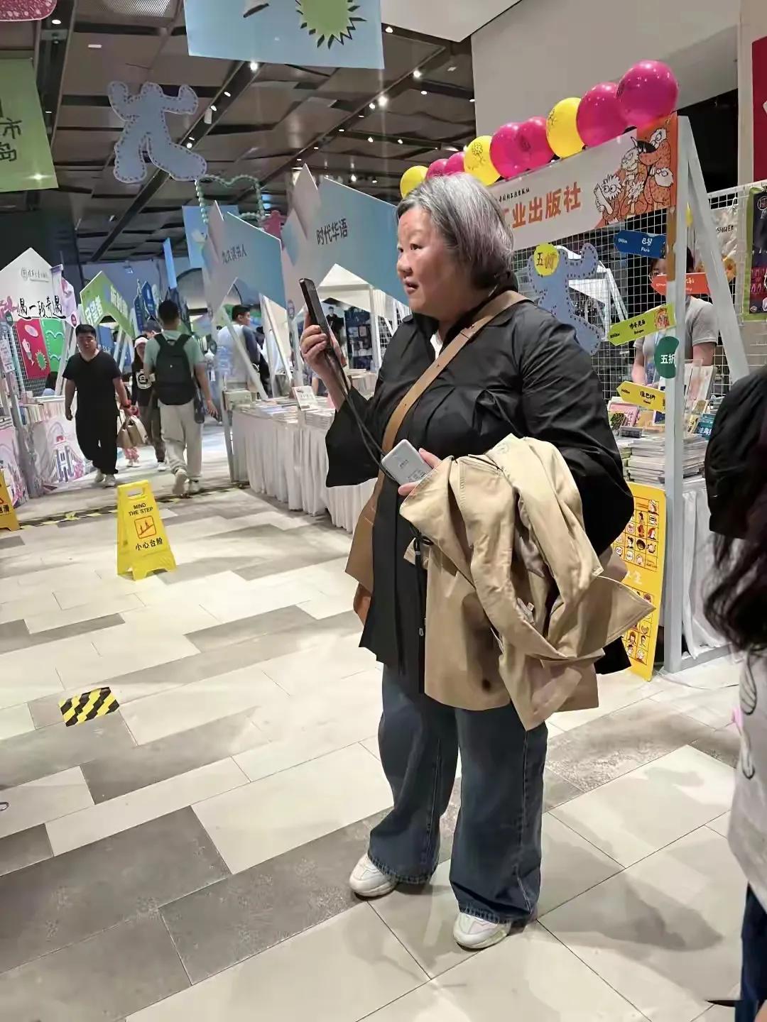 据说她还是时尚博主，还不如我老家70岁的二大娘会穿衣呢！
也不知道她有什么才华，