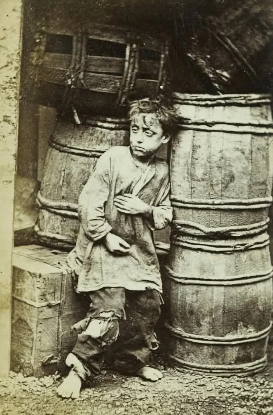 19世纪60年代，在白教堂区（Whitechapel）的肮脏小巷里，年...