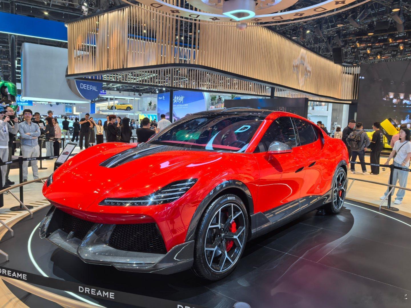 北京车展，追觅的展车，夸张的前铲，配上红、绿色很拉风，但是侧面看怎么重心比较高呢