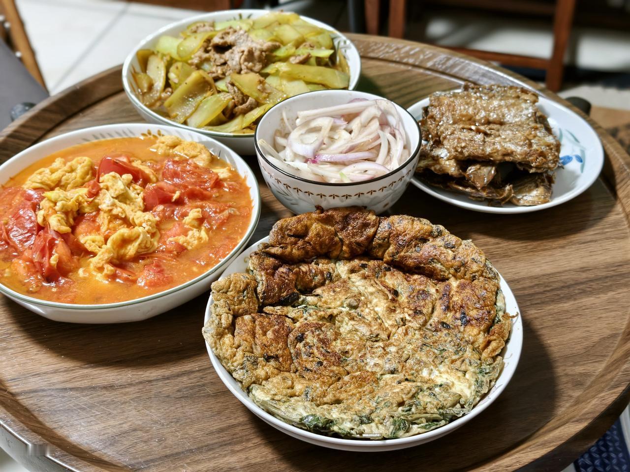 斋月的第十八天晚餐：羊肉炒青笋、鸡蛋西红柿、香椿炒鸡蛋、炖带鱼、橄榄油拌洋葱。主