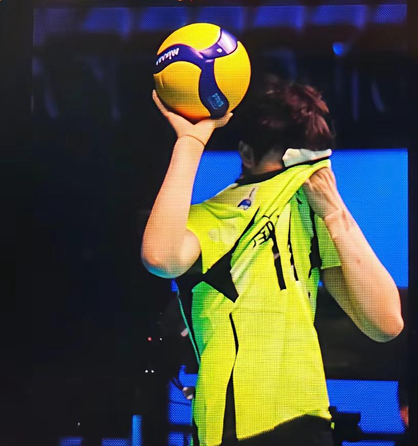 那个掩面痛哭的姑娘正在体育馆加练。
球迷上次看见陈博雅，是2023年全运会她肩伤