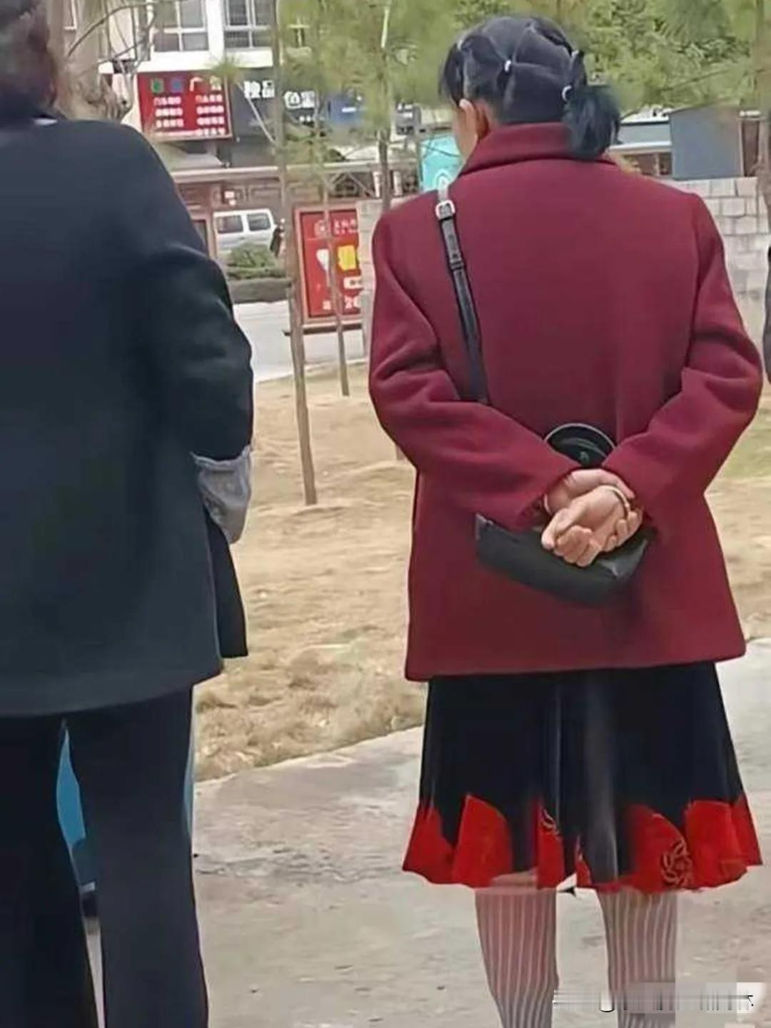 被这位大妈的穿搭惊到了。

太有范了。

3岁的发型，5岁的袜子，18岁的包包，