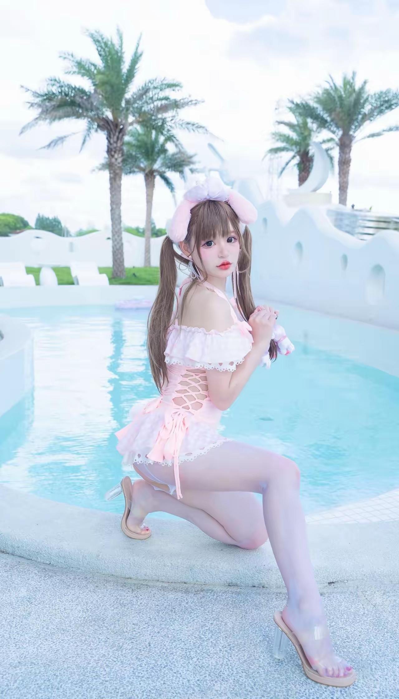 少女心爆棚的粉色兔耳发饰，在泳池边拍下梦幻瞬间💖🌊