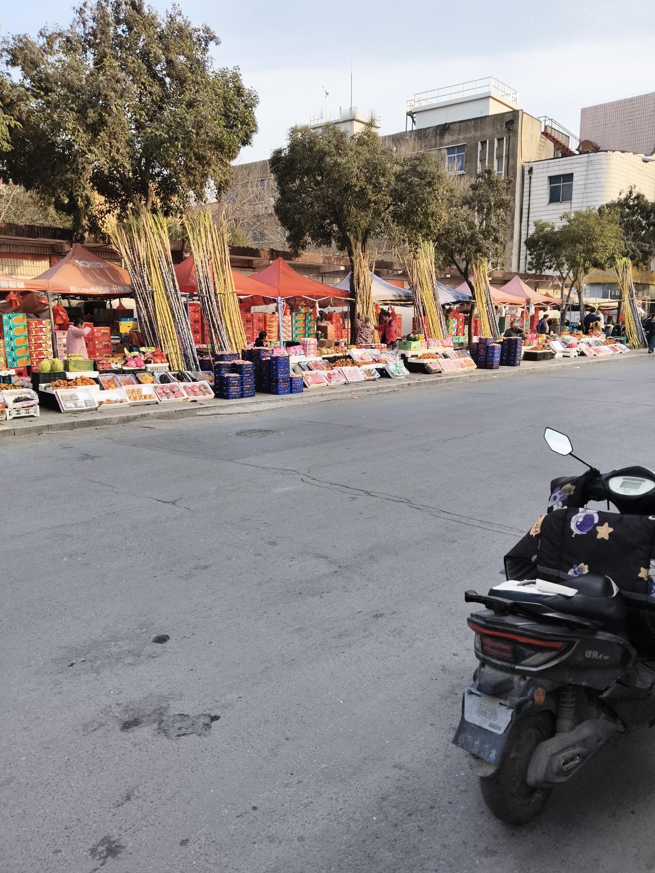 新年爱好打卡小地方就这一点不好，任何一点能赚钱的机会都一窝蜂而上。这不卖对联儿的