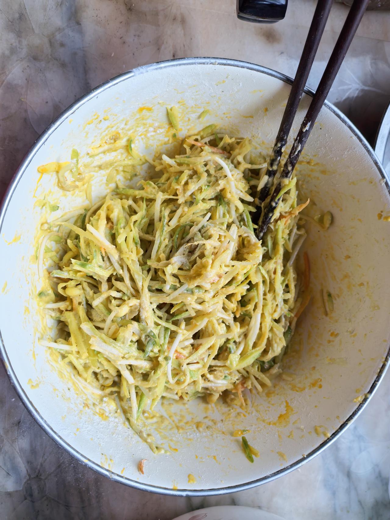 洛阳的咸食
      今天买了2个萝卜，一斤黄豆芽，萝卜擦成丝，加上面粉，鸡蛋