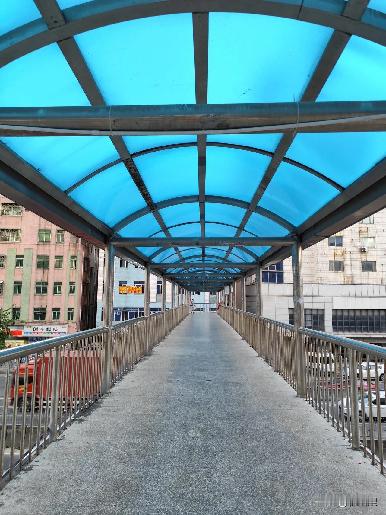 #随手拍张照#下班回家路上，都要经过这跨公路人行天桥。