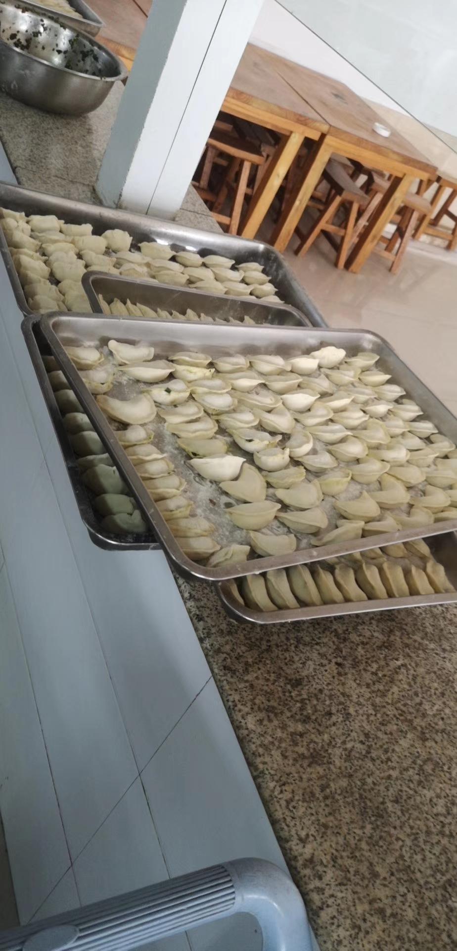 岁末天寒，冬至暖。
办公室化身厨房，
同事们围坐一团，
们围坐一团，擀皮、和馅、