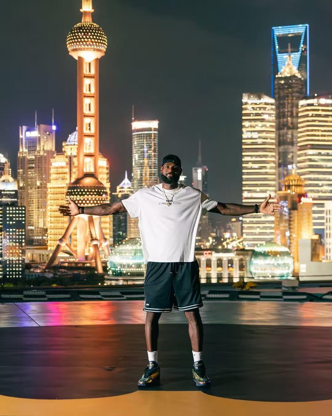 现场有中国记者向詹姆斯提问，今天是农历春节，能不能为自己众多的中国球迷送上祝福时