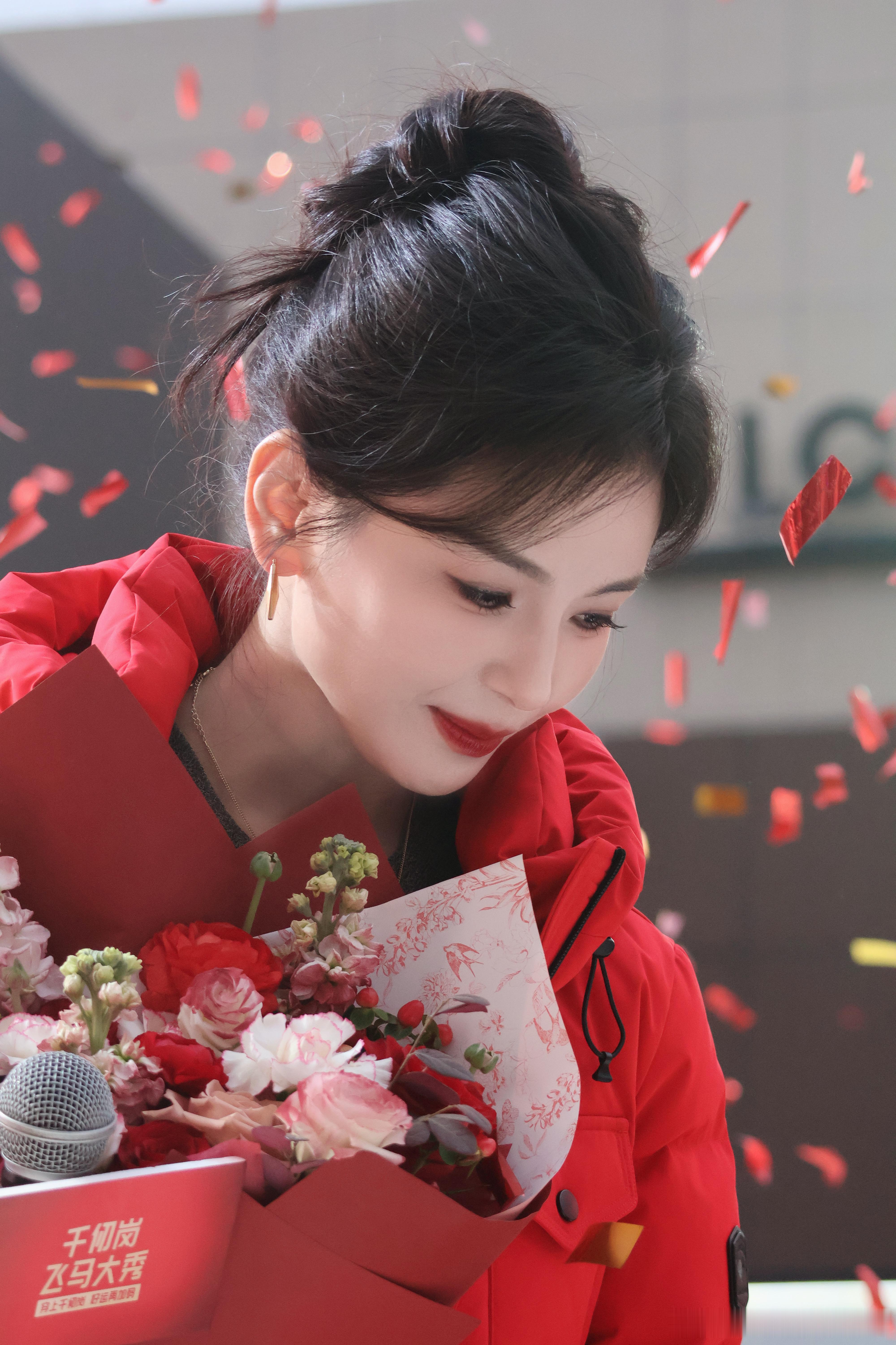 刘涛  漫天彩带捎来时光的赠礼～是你！ 