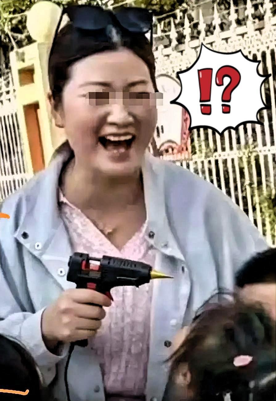 丰县幼儿园这事儿，真是越琢磨越让人脊背发凉。

那个拿热熔枪烫孩子的手，确实狠毒