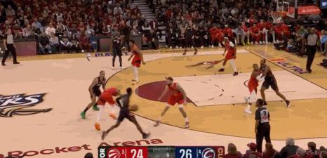 米切尔三分！！打进！！ 