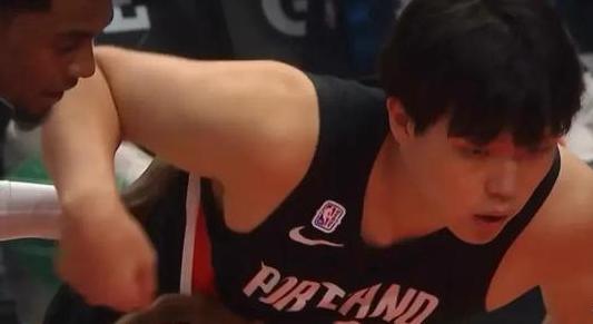 杨瀚森首秀起点看上去有点低，打了5分钟仅靠罚球得到2分，篮板球也是仅仅抢了1个前