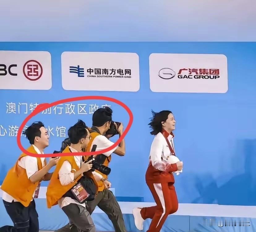 大家发现了吗？
全红婵的笑容太有感染力了
仔细看这张照片，跑的人很开心，追的人也