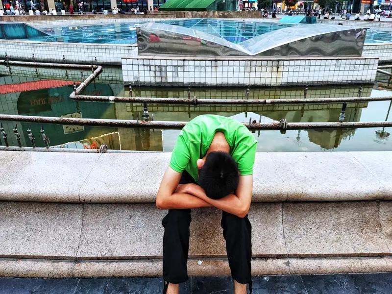 郑州18岁少年高考完暑假打两份工，这事儿太让人佩服了！高考结束本是放松的时候，可