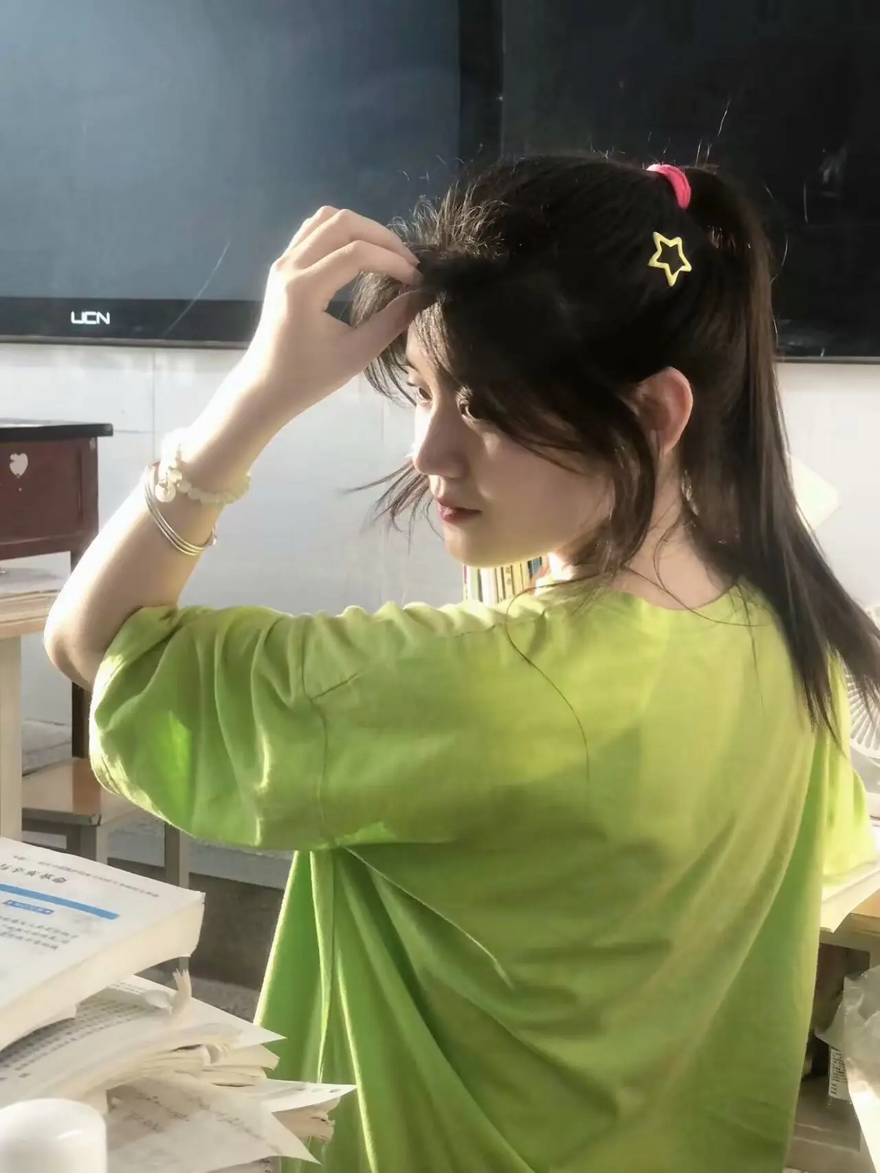 这些年拍了很多好看的照片 但我还是喜欢几年前面对镜头仍然青涩的这张