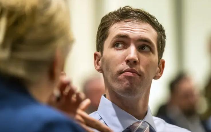 枪杀美国政治名人的枪手，首次出现在法庭上

泰勒·罗宾逊，被控杀害保守派活动人士