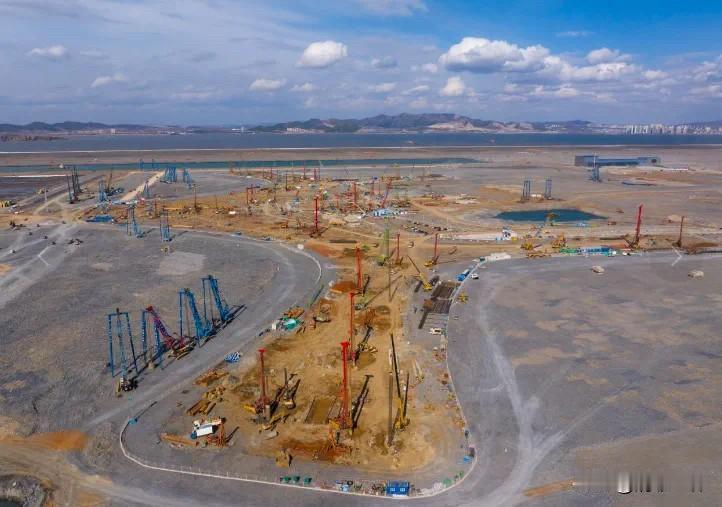 大连新机场航站建设进度拉满，完成1550根工程桩浇筑！

“五一”期间，大连金州