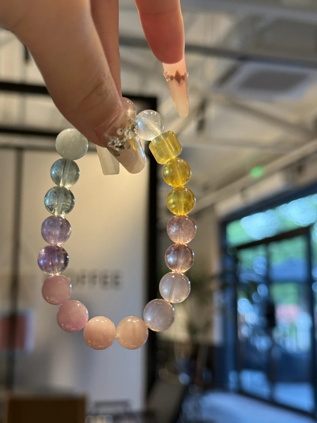 谢邀！把小彩虹多宝🌈戴在腕间了！！！