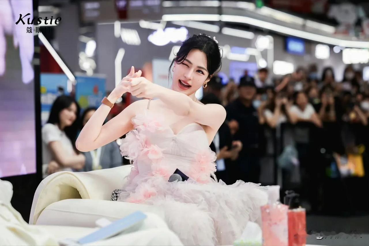 邝玲玲人红是非多，
但现在只和orm有绯闻。