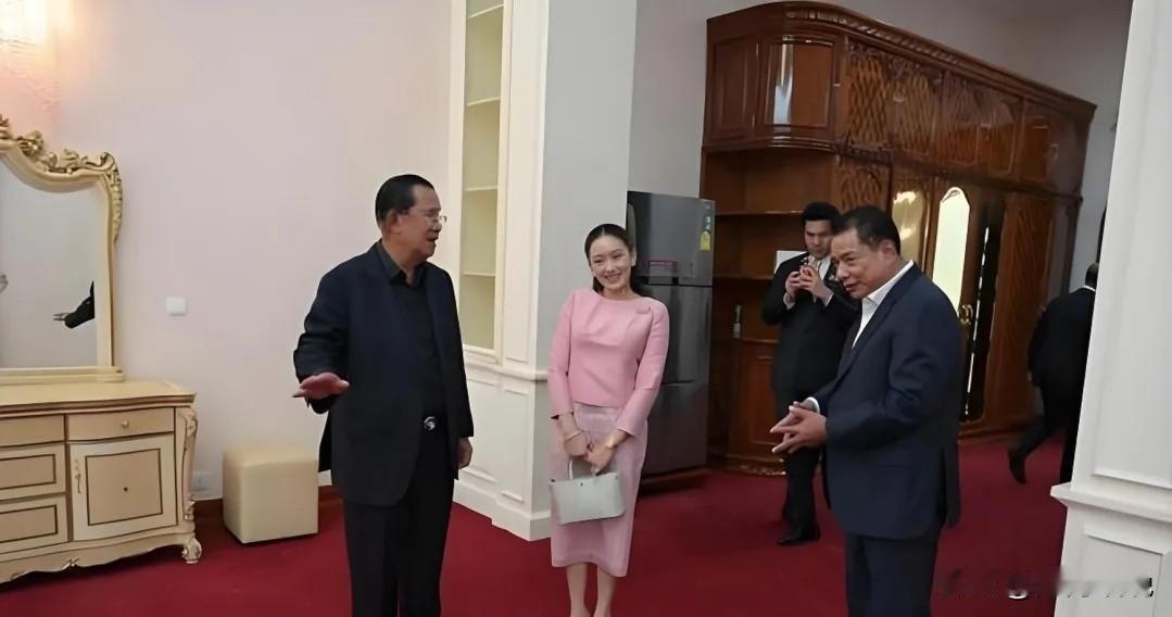 看照片忆往昔：这是佩通坦访问柬埔寨时，在洪森家中举行晚宴后留下的照片。

当时晚