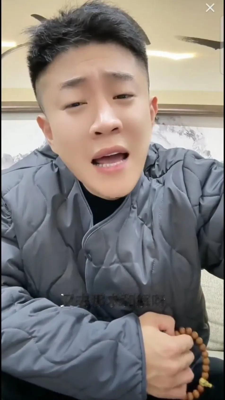 王亮即使去学习了。他的本性也改不了。
他居然在直播间唱，说去下跪道歉了，人家也不