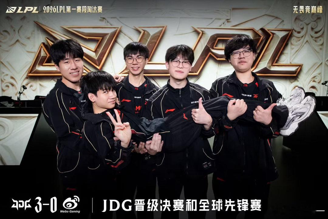 在比赛打到中期的时候大虫子其他层数都叠满了，解说都说junjia接下来要么吃人要
