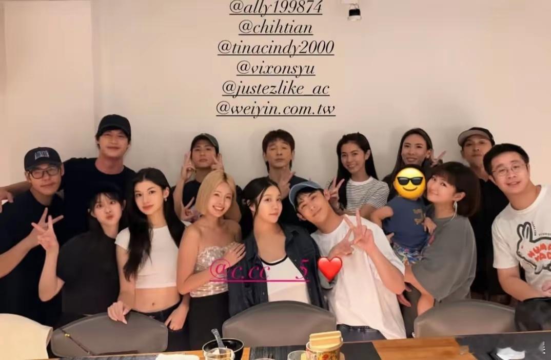 Selina一家参加好友生日会Selina疑似怀二胎 男友看起来顺眼多了 ​​​