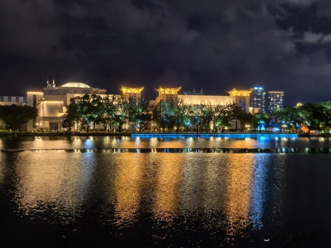 台风即将来临，福州西湖公园的夜色愈发迷人。
据报道，此次台风“红霞”将在粤闽一带