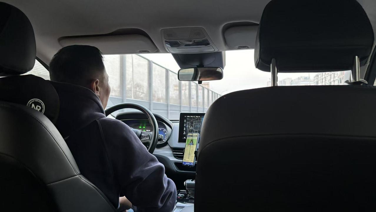 打了辆红旗E-QM5红旗电动车，一上车司机就开聊，完全看不出他昨晚是在车里睡的。